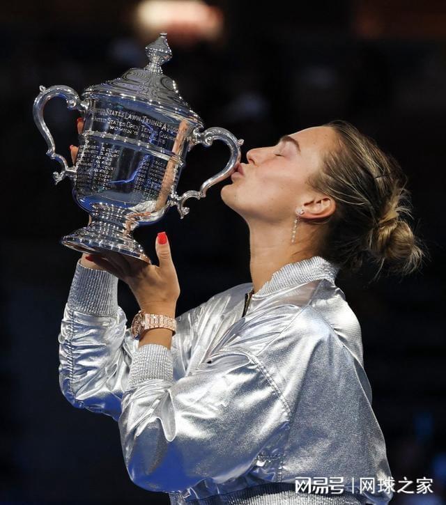 开云体育-从发布会喝酒到让男同事扮自己，萨巴伦卡是献瓜女王还是榜样女郎