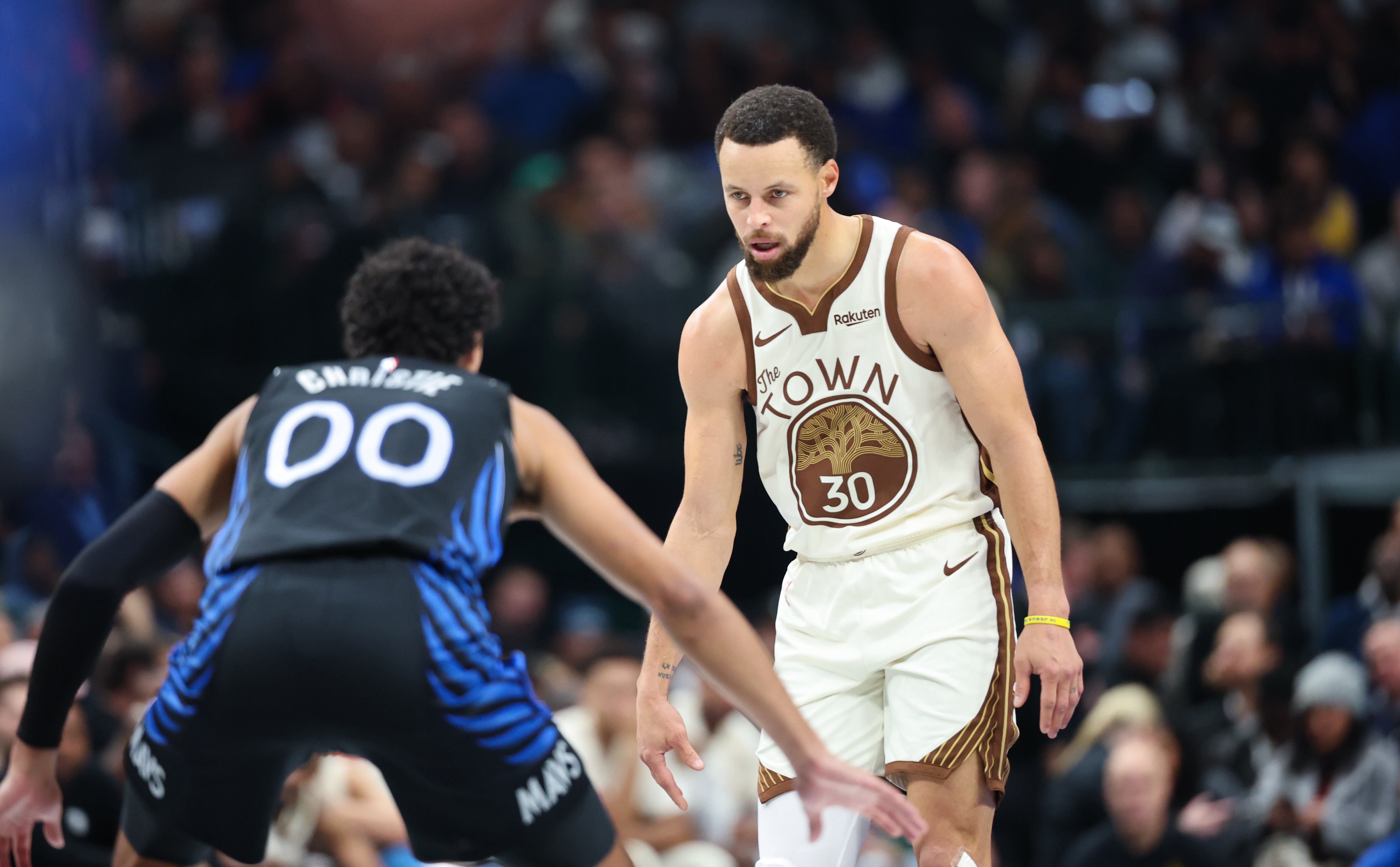 基德：库里进了高难度球克里斯蒂都摊手了 我告诉他这是库里本事