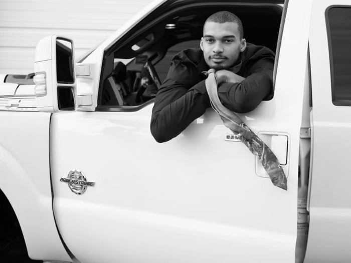 文班登上LOVE杂志：盖帽像毁掉对手的一天 学少林功夫是多年梦想|马刺|圣安东尼奥马刺队|夏洛特黄蜂队|孟菲斯灰熊|文班亚马_新浪体育_新浪新闻