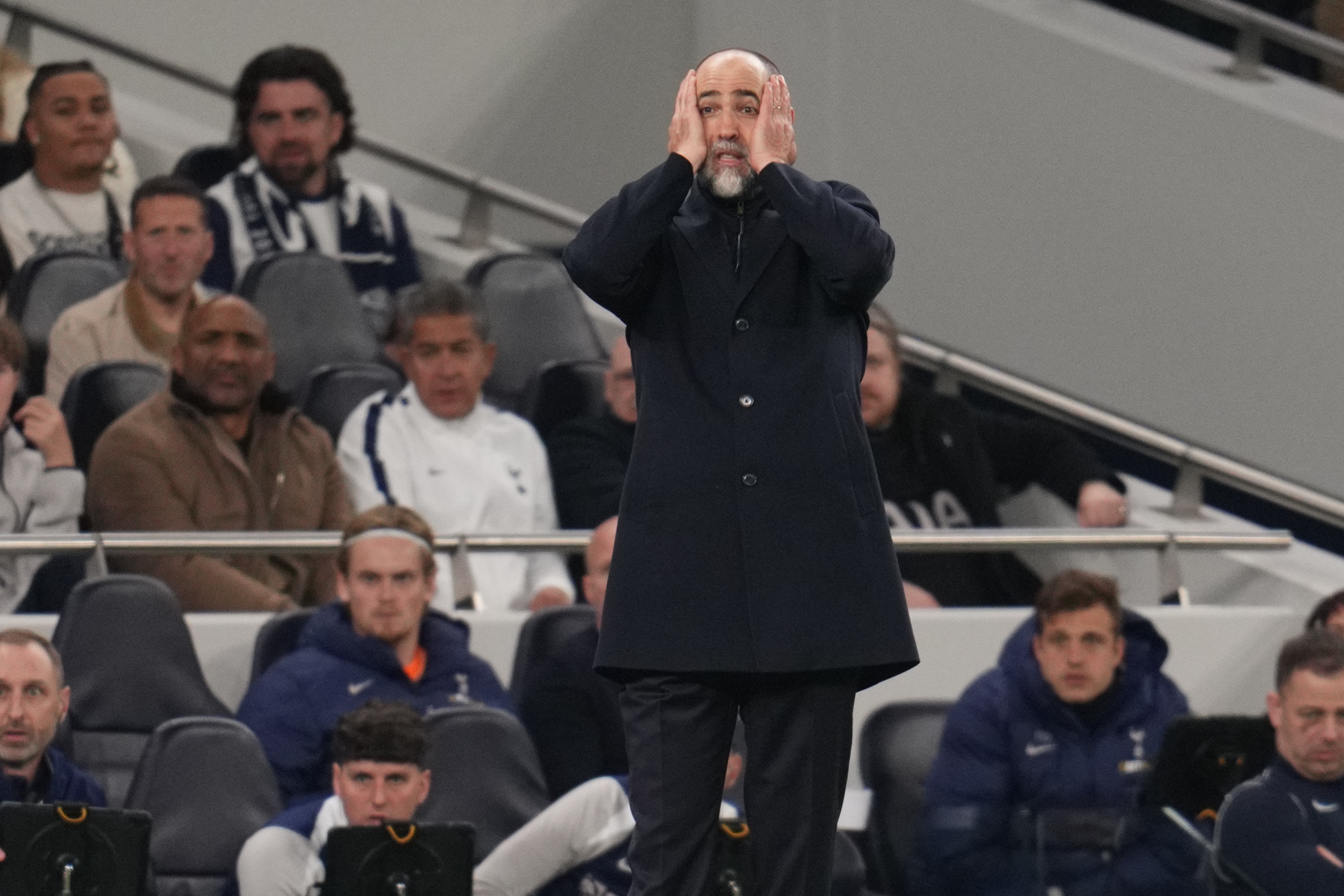 开云体育-邮报谈热刺困境：转会决策失误致阵容有大缺陷、培养年轻球员不足