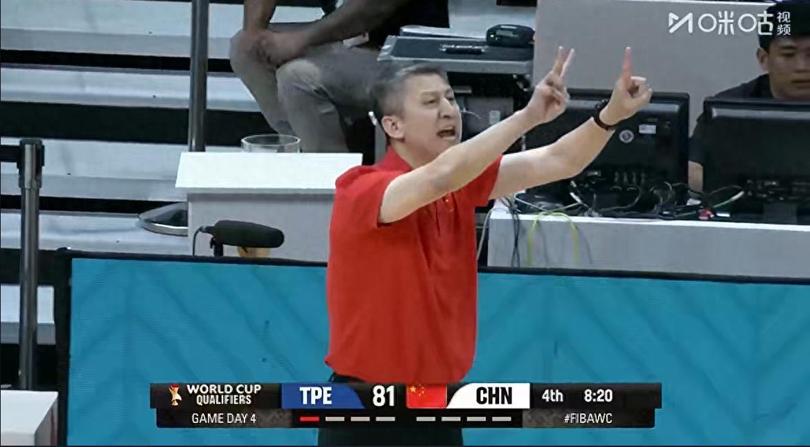 开云官网-谁注意到，赛后一官员在中国队更衣室哭得像小孩，郭导抱着他安抚