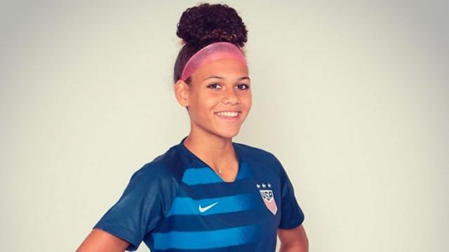开云官网-篮板王罗德曼的女儿踢足球 18岁成NWSL最年轻新秀